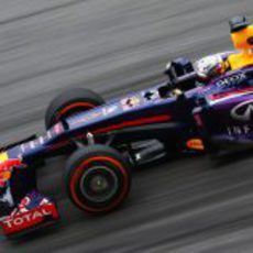 Sebastian Vettel sufre con el desgaste del neumático duro en Sepang