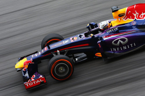 Sebastian Vettel sufre con el desgaste del neumático duro en Sepang