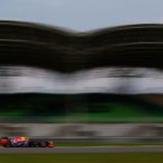 Mark Webber con las gradas del Circuito de Sepang al fondo