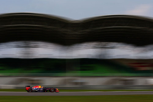 Mark Webber con las gradas del Circuito de Sepang al fondo