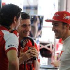 Fernando Alonso y Pedro de la Rosa hablan en el box de Ferrari