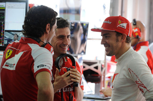 Fernando Alonso y Pedro de la Rosa hablan en el box de Ferrari