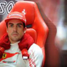Fernando Alonso espera en el garaje de Ferrari