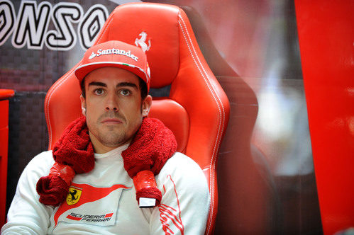 Fernando Alonso espera en el garaje de Ferrari