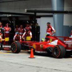 Felipe Massa regresa al garaje en Sepang