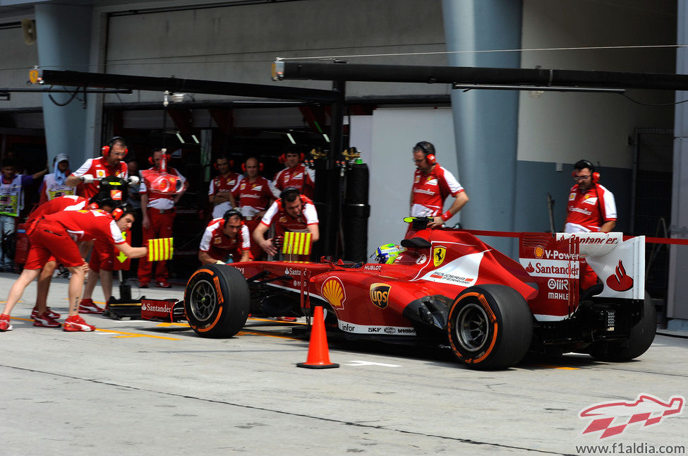 Felipe Massa regresa al garaje en Sepang