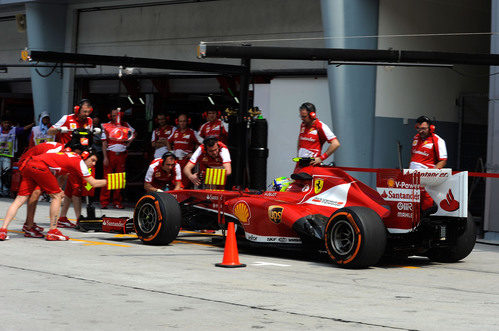 Felipe Massa regresa al garaje en Sepang