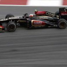 Romain Grosjean disputa los Libres 1 del GP de Malasia 2013