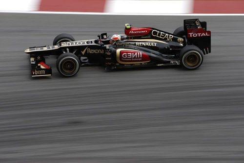 Romain Grosjean disputa los Libres 1 del GP de Malasia 2013