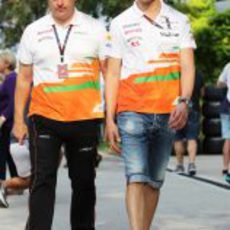 Adrian Sutil pasea por el paddock de de Kuala Lumpur