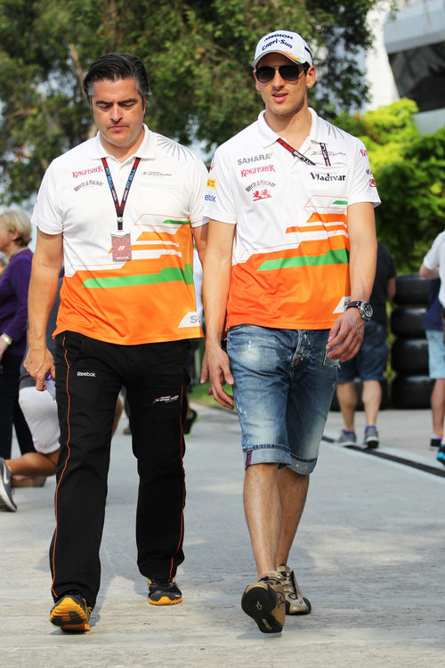 Adrian Sutil pasea por el paddock de de Kuala Lumpur