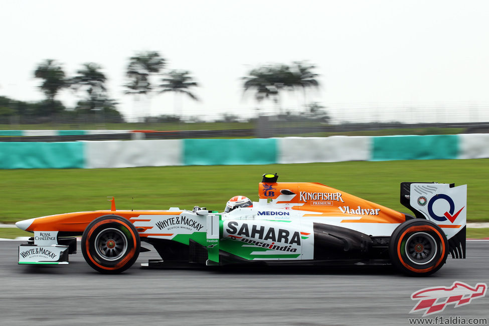 Adrian Sutil afronta las curvas del trazado de Sepang