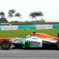 Adrian Sutil afronta las curvas del trazado de Sepang