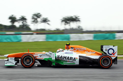Adrian Sutil afronta las curvas del trazado de Sepang