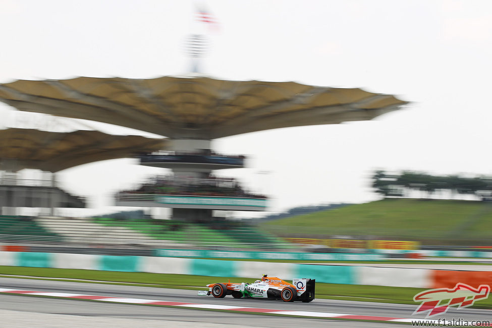 Adrian Sutil exprime al máximo su VJM06 en una de sus vueltas al trazado de Sepang