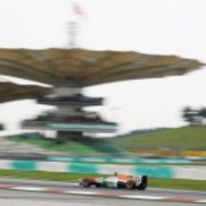 Adrian Sutil exprime al máximo su VJM06 en una de sus vueltas al trazado de Sepang