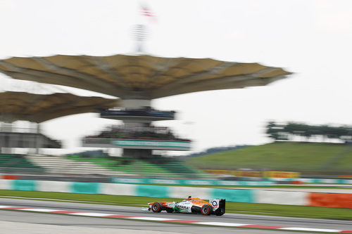 Adrian Sutil exprime al máximo su VJM06 en una de sus vueltas al trazado de Sepang