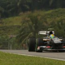 Esteban Gutiérrez rueda con el verdoso paisaje de Kuala Lumpur