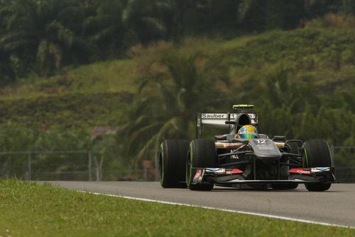 Esteban Gutiérrez rueda con el verdoso paisaje de Kuala Lumpur