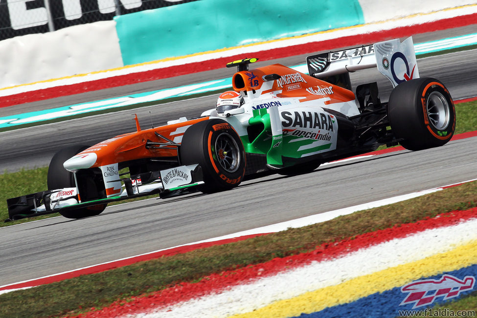 Adrian Sutil traza una de las curvas del trazado de Sepang