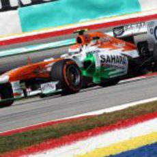 Adrian Sutil traza una de las curvas del trazado de Sepang