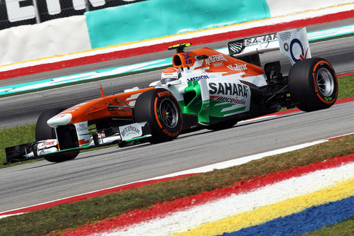 Adrian Sutil traza una de las curvas del trazado de Sepang