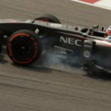 Nico Hülkenberg se pasa de frenada en una de las curvas de Sepang