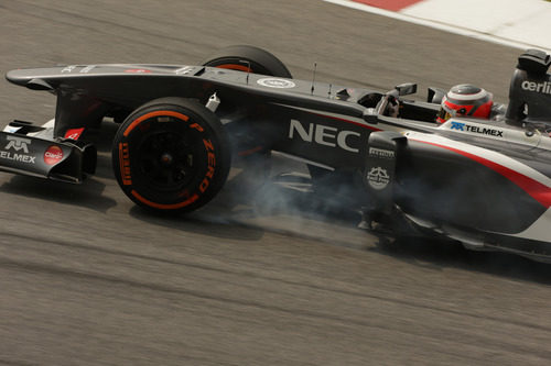 Nico Hülkenberg se pasa de frenada en una de las curvas de Sepang