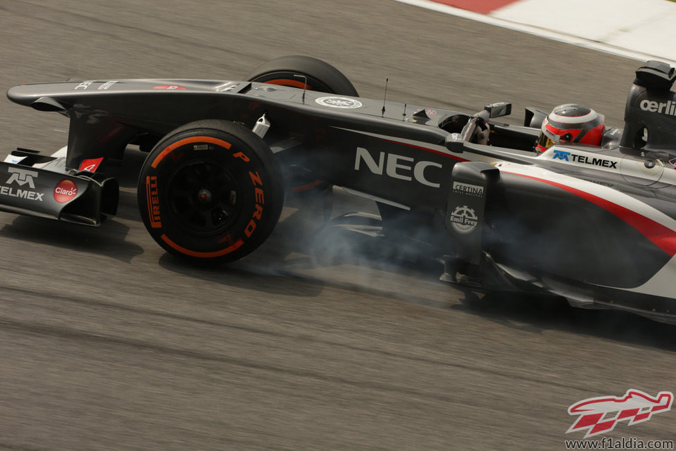 Nico Hülkenberg se pasa de frenada en una de las curvas de Sepang