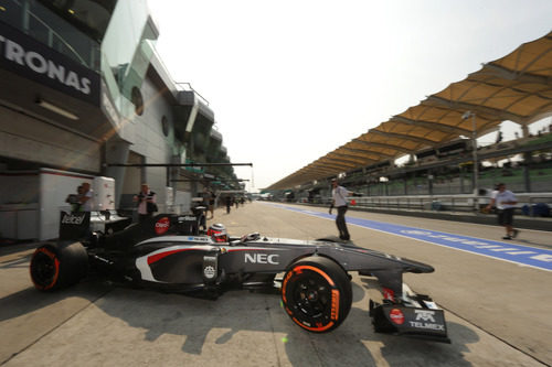 Nico Hülkenberg sale de su garaje durante los primeros libres del GP de Malasia 2013