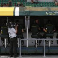 En el muro de Caterham trabajan para brillar en su GP de casa