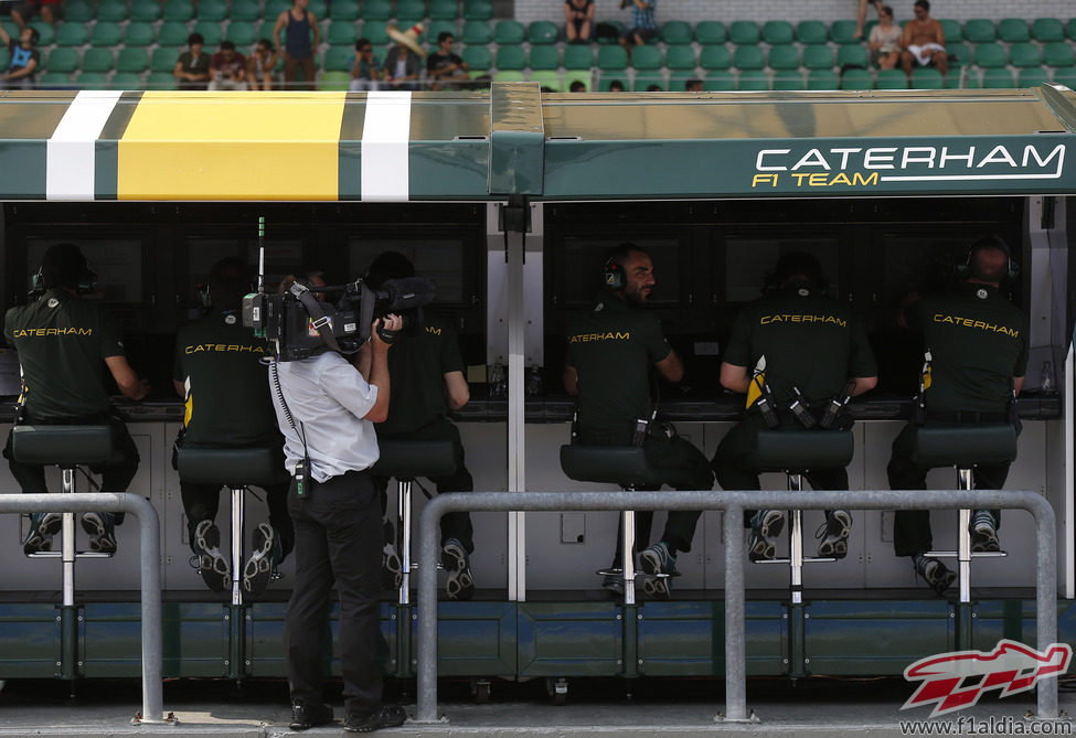 En el muro de Caterham trabajan para brillar en su GP de casa