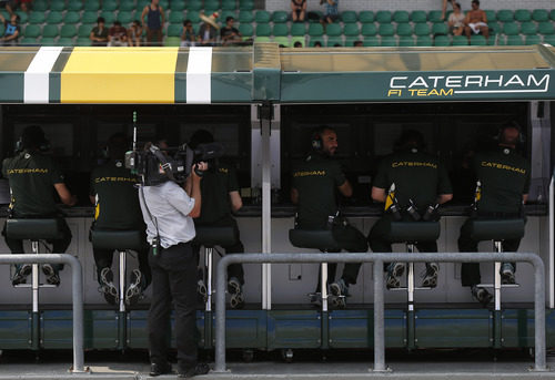 En el muro de Caterham trabajan para brillar en su GP de casa