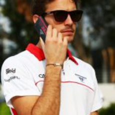 Jules Bianchi habla con su smartphone