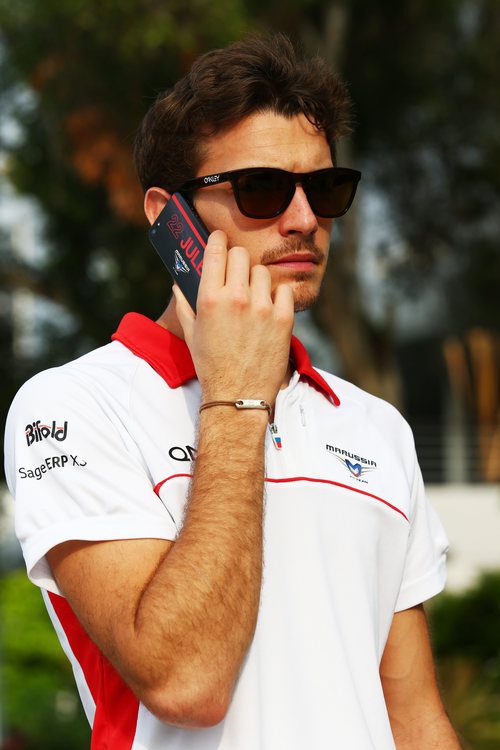 Jules Bianchi habla con su smartphone