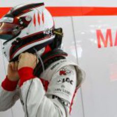 Max Chilton se ajusta el casco para empezar a rodar