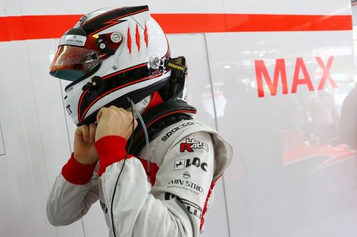 Max Chilton se ajusta el casco para empezar a rodar