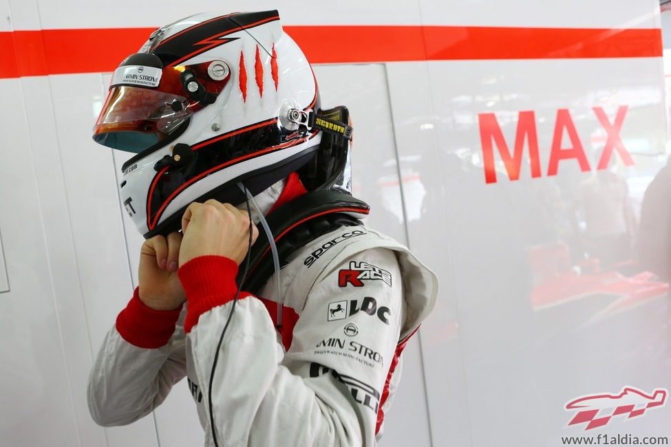 Max Chilton se ajusta el casco para empezar a rodar