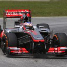 Jenson Button rueda en los libres del viernes en Sepang