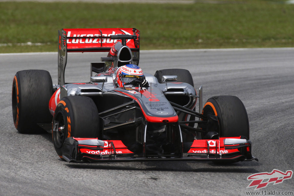 Jenson Button rueda en los libres del viernes en Sepang