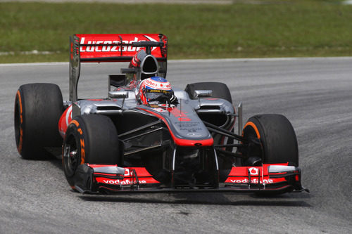 Jenson Button rueda en los libres del viernes en Sepang