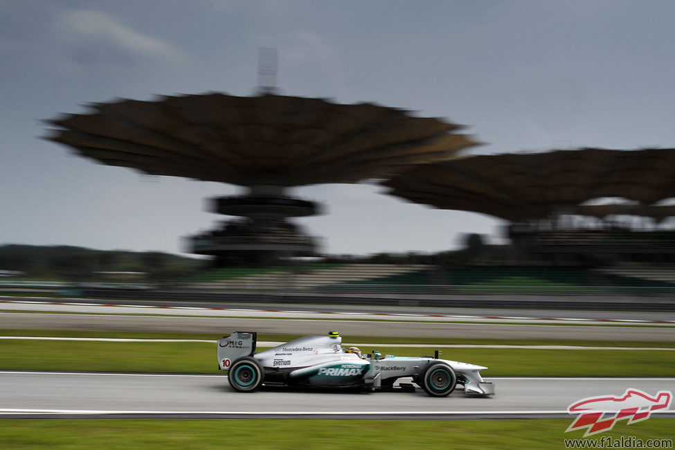 Lewis Hamilton trata de encontrar el ritmo en el W04