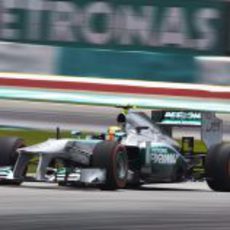 Lewis Hamilton rueda con el compuesto duro en Malasia