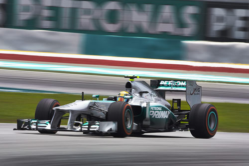Lewis Hamilton rueda con el compuesto duro en Malasia