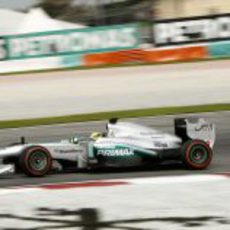 Nico Rosberg rueda en el GP de casa de su equipo