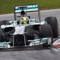 Nico Rosberg toma una curva en Sepang