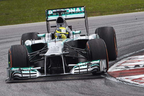 Nico Rosberg toma una curva en Sepang