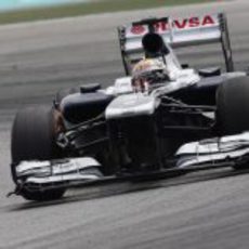 Pastor Maldonado trata de sacar rendimiento al coche en Sepang