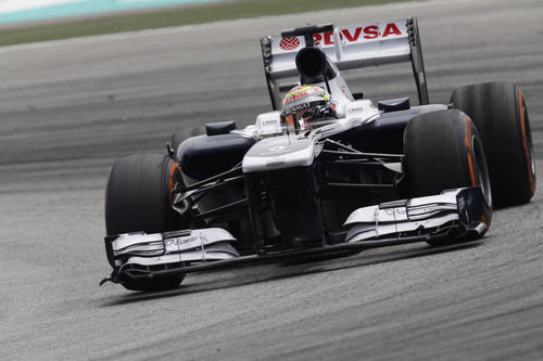 Pastor Maldonado trata de sacar rendimiento al coche en Sepang