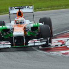 Paul di Resta coge una curva en Sepang